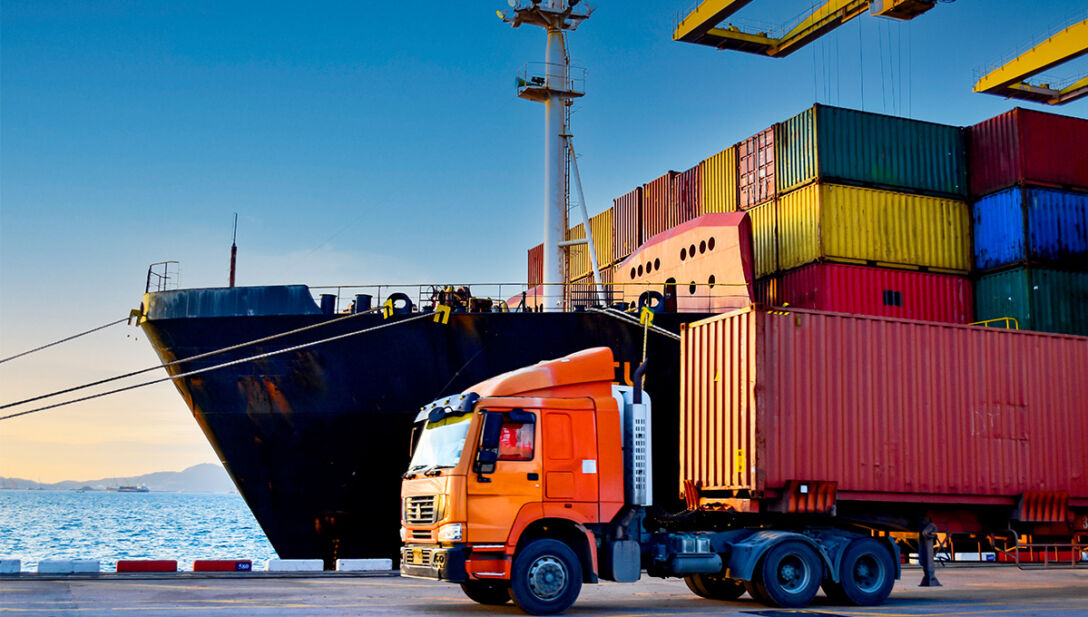 T5_Truck container ship leavig port